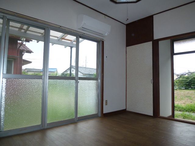 Living and room. Windows have been many placed Insert a bright light. 