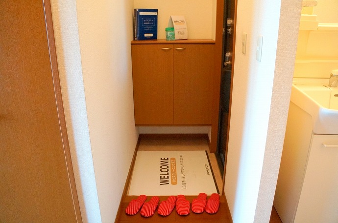 Entrance. Entrance around clean with shoes BOX! !