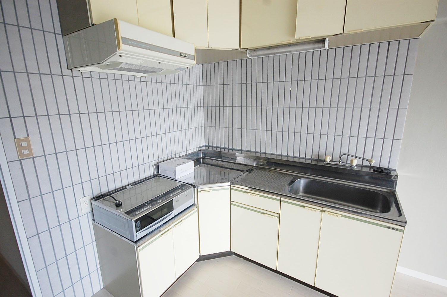 Kitchen. L-shaped kitchen IH cooking heater! 