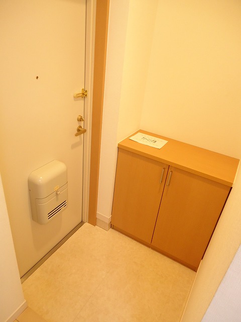 Entrance. Yes shoe box ☆