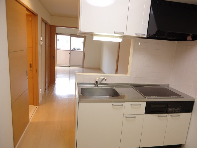 Kitchen. Popular counter kitchen!