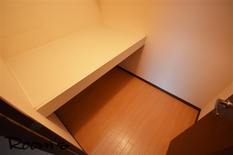 Receipt. Walk-in closet storage. 