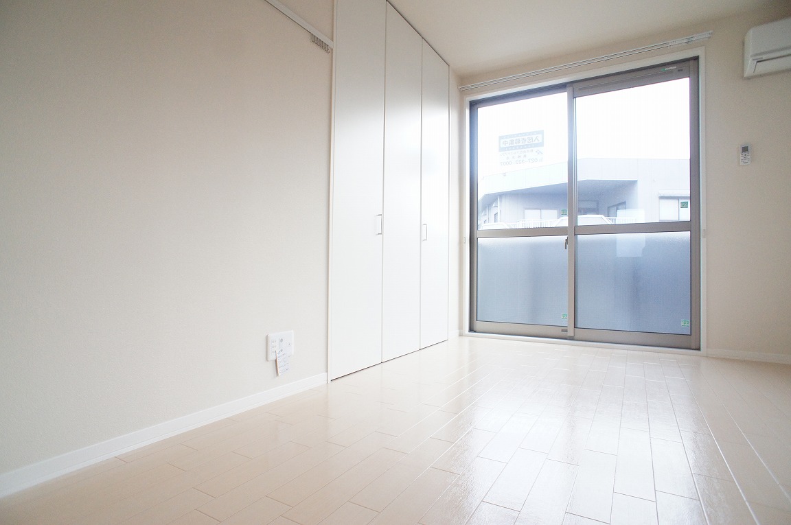 Living and room. 1F living is comfortable size.