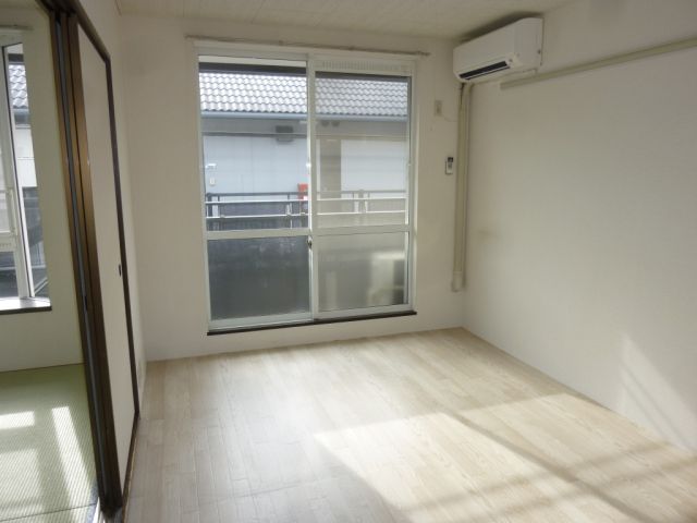 Living and room. It comes with the air conditioning new