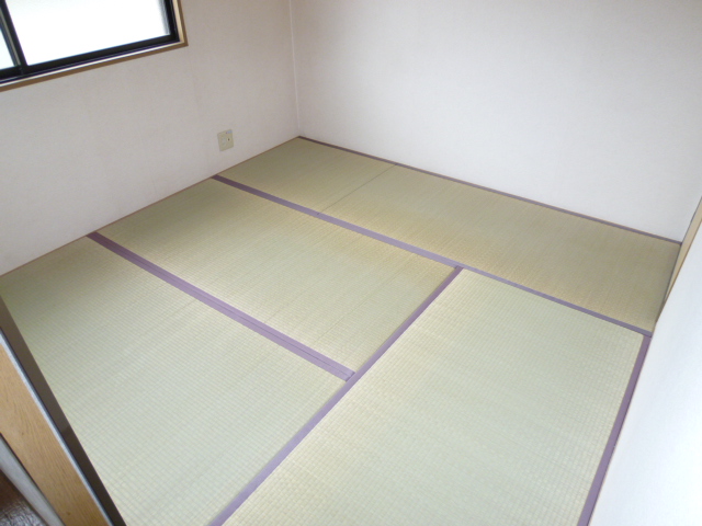 Living and room. Kitchen east of the Japanese-style room (1 is convenient to a room)