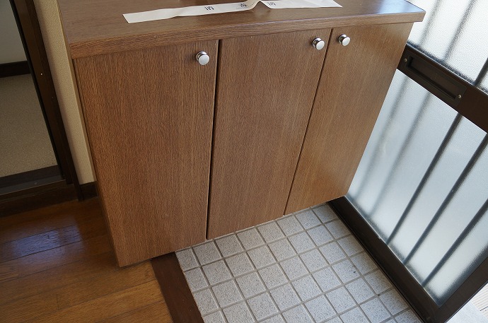 Entrance. You can organize the entrance dated shoe box!