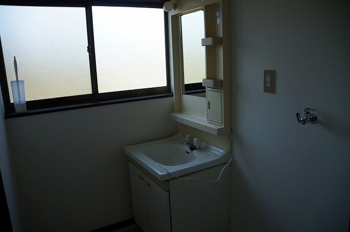 Washroom. Wash basin ・ With in-room washing machine storage!
