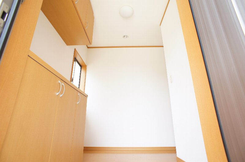 Entrance. Storage capacity with plenty of shoe box