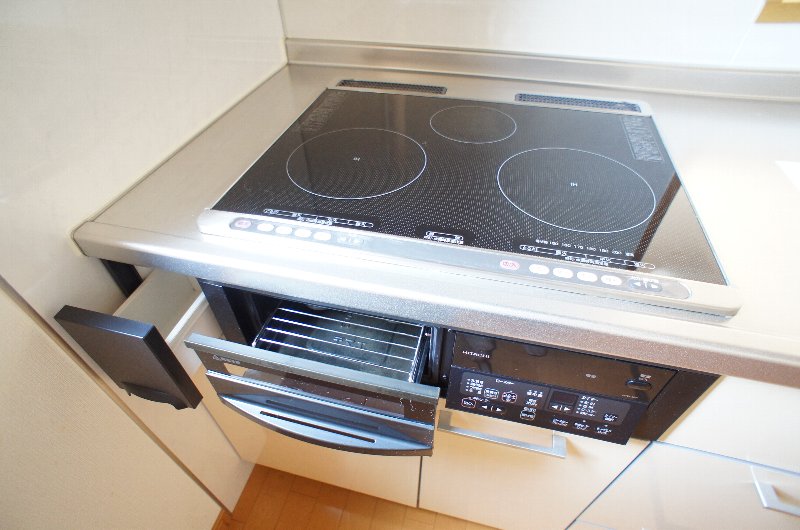 Kitchen. Is the IH of the glass top.