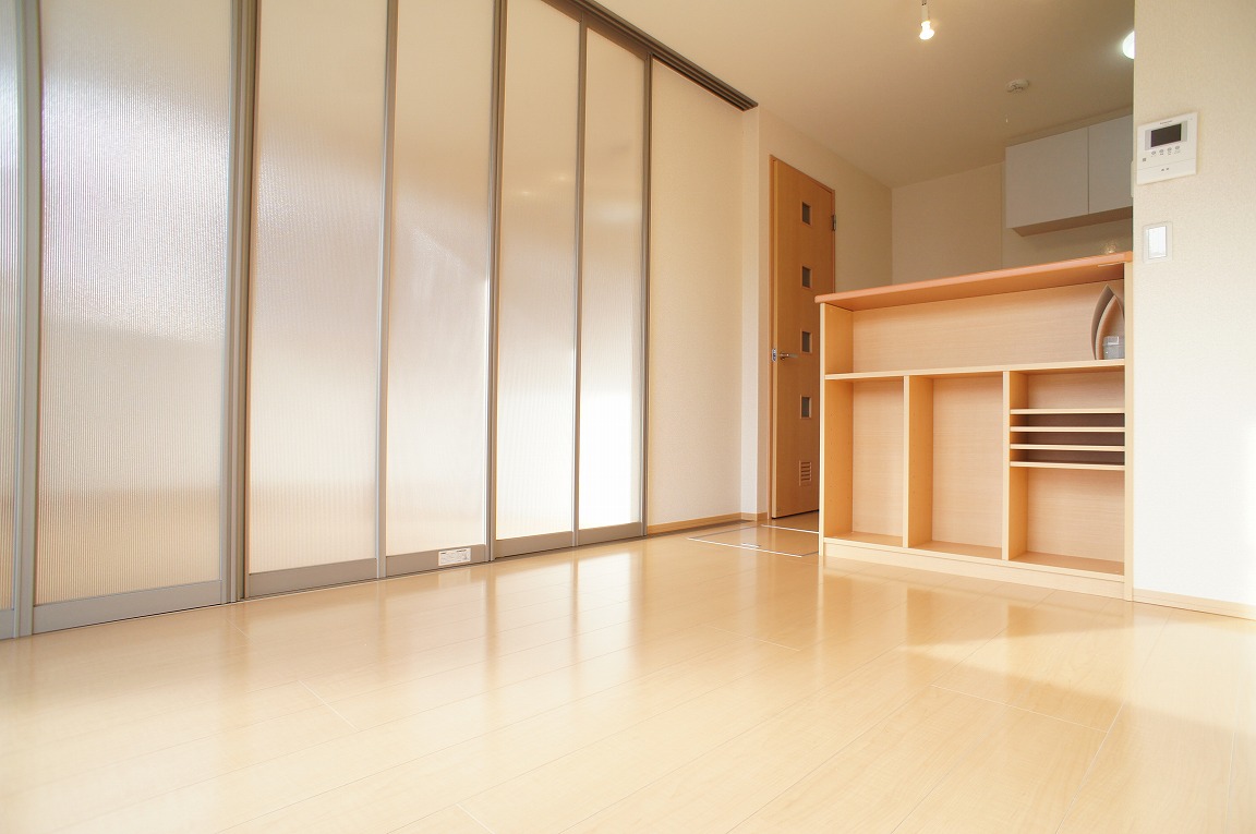 Living and room. Light is a slew of partition. Safe acrylic. 