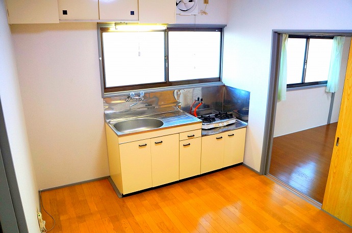 Kitchen. Bright kitchen (^_^) equipped with a window /