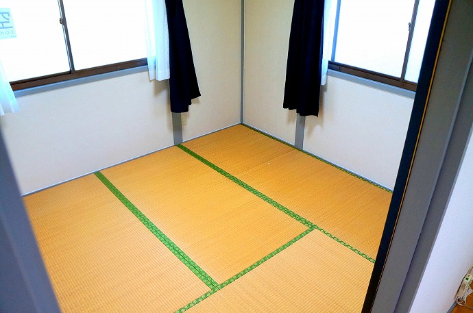 Living and room. North Japanese-style room 4.5 tatami is bright with many windows