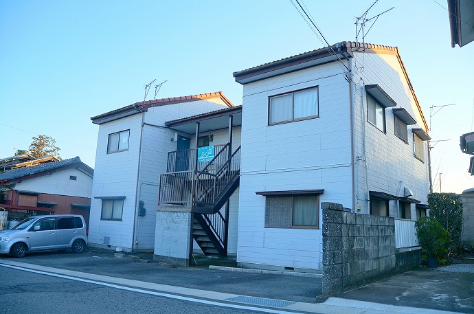 Building appearance. 2F of the corner room was empty!