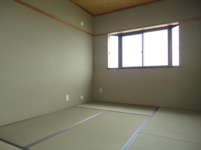 Other room space. With bay windows to 6-mat Japanese-style!