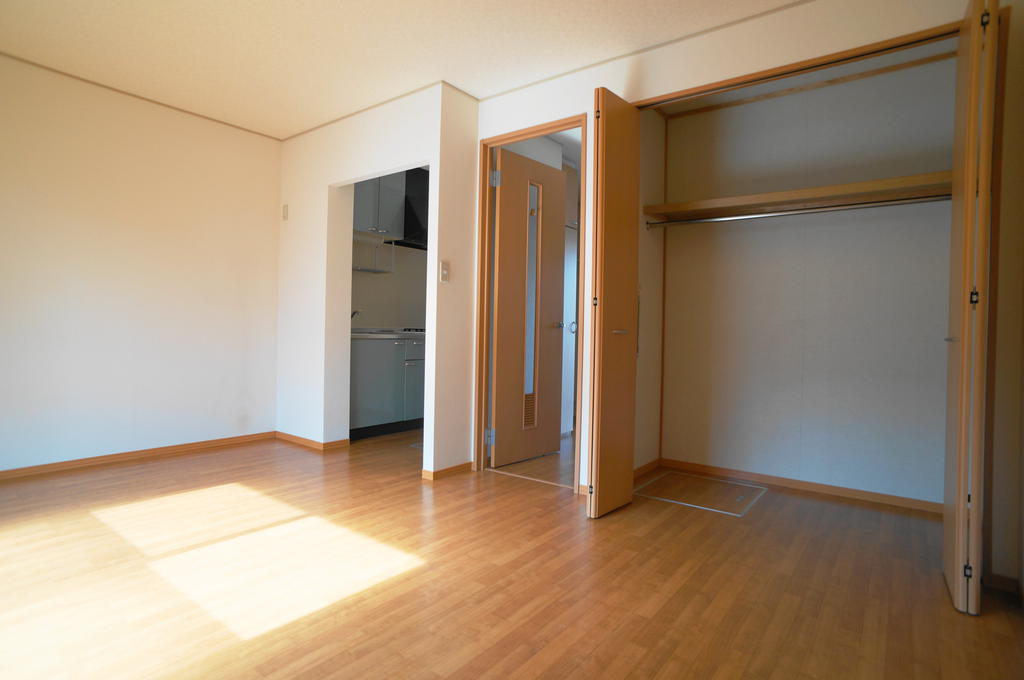 Living and room. Western-style 9.5 Pledge