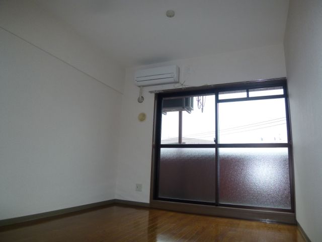 Living and room. Sunny Interoceanic on the south-facing.