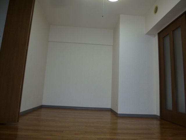 Living and room. Put a dining table Ease.