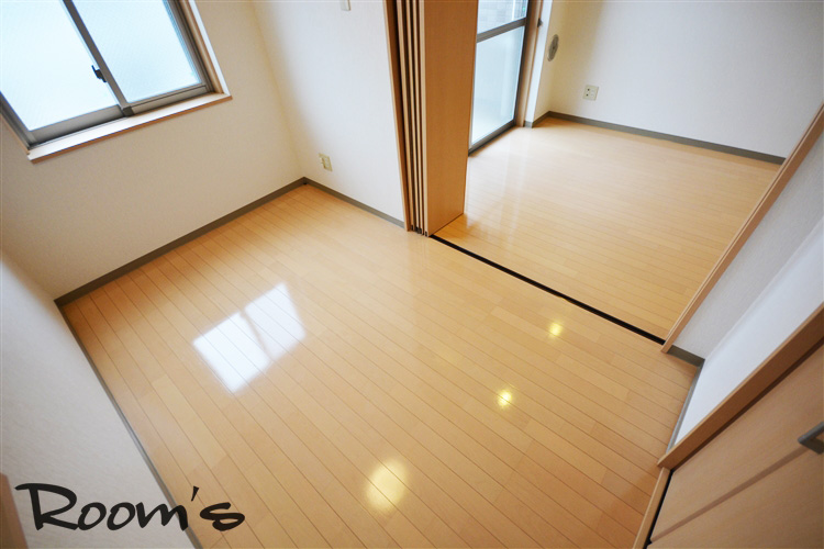 Living and room. South 2 rooms. 