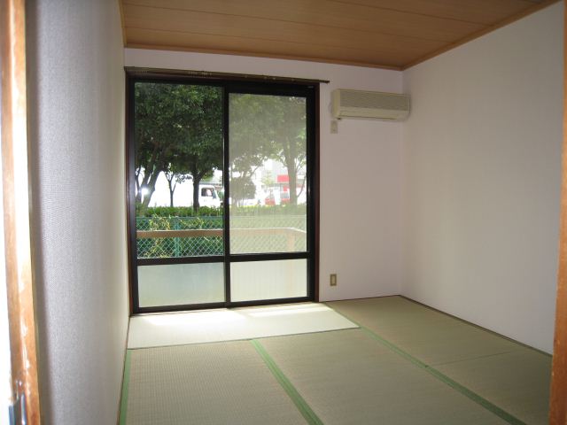 Living and room. It will settle down and after all there is a tatami