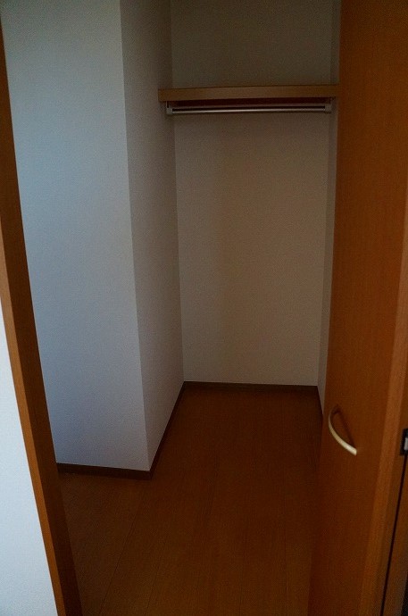 Receipt. Walk-in closet with a room! ! !