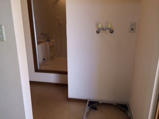 Other room space. This washing machine Storage.