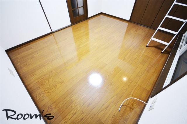 Living and room. Western-style 7.7 Pledge. Beautiful flooring! 