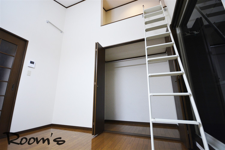 Living and room. Loft ladder can be moved! 