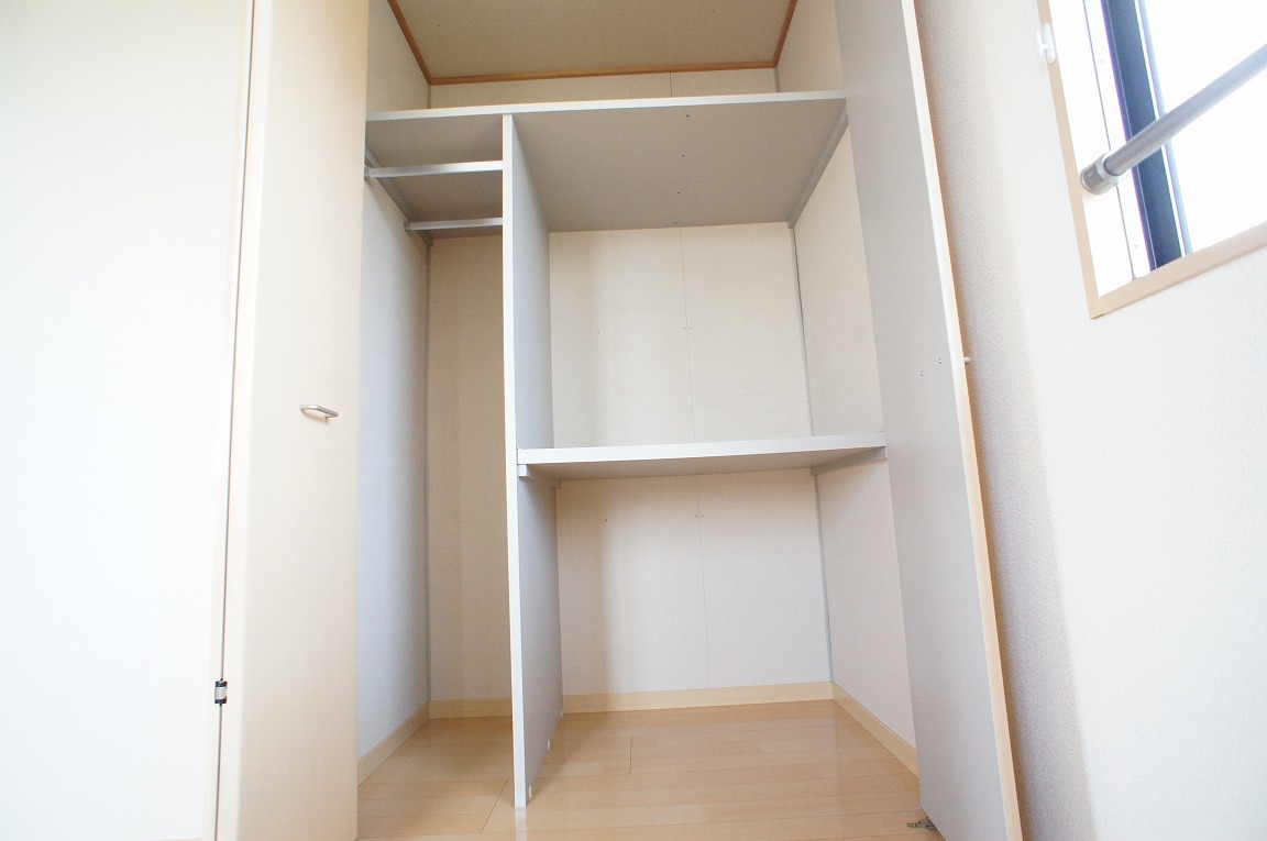 Receipt. Here is also a walk-in closet.