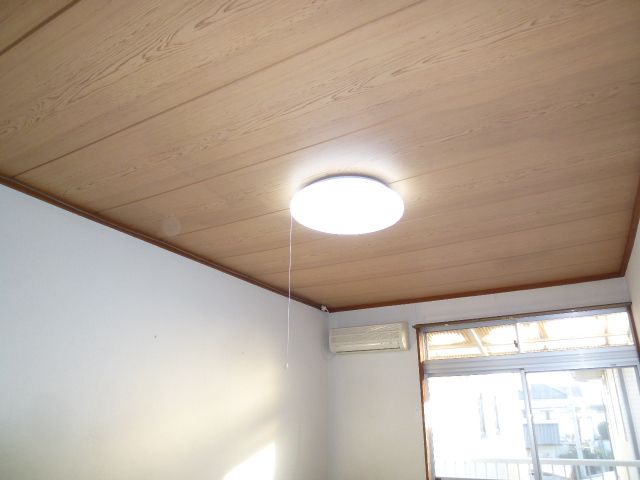 Living and room. Western-style clean flooring!