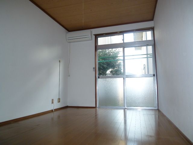 Living and room. Sunshine plenty of Western-style!