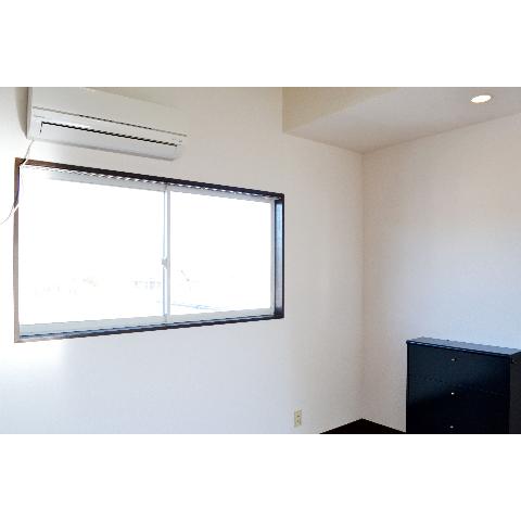 Living and room. There is a window on the north side ventilation good!