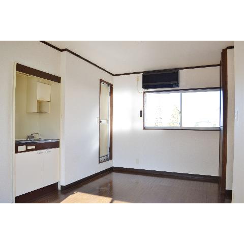 Living and room. 8 quires of Western-style