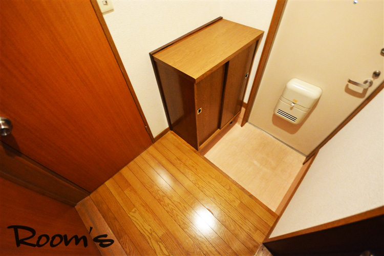 Entrance. Entrance storage.