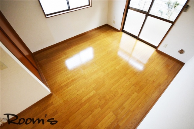 Living and room. Wall-to-wall accent Cross.