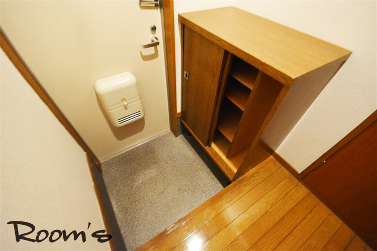 Entrance. Entrance storage. 