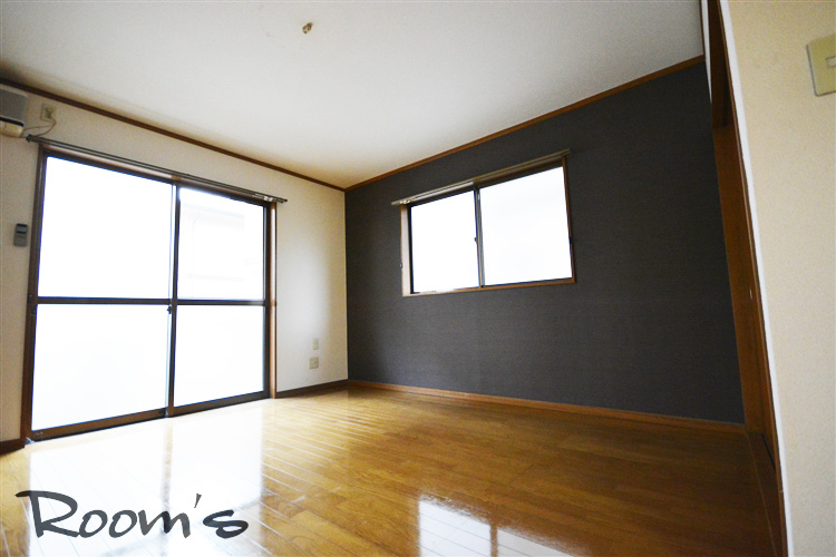 Living and room. Wall-to-wall accent Cross. 