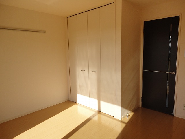 Living and room. Cool door of black!