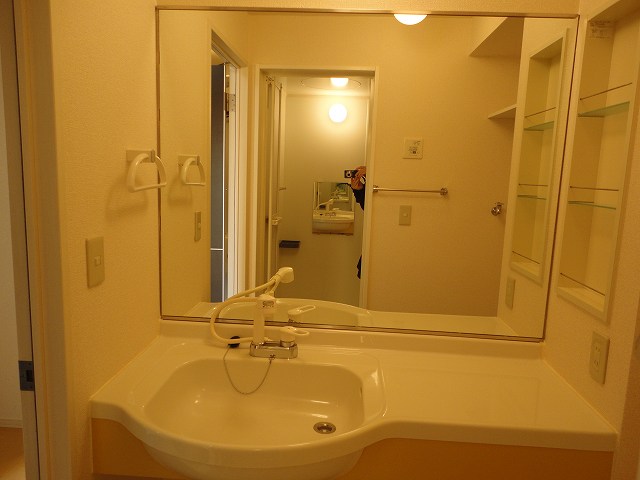 Washroom. Large mirror, Like a rich hotel!