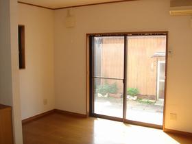 Living and room. Bright south-facing ☆