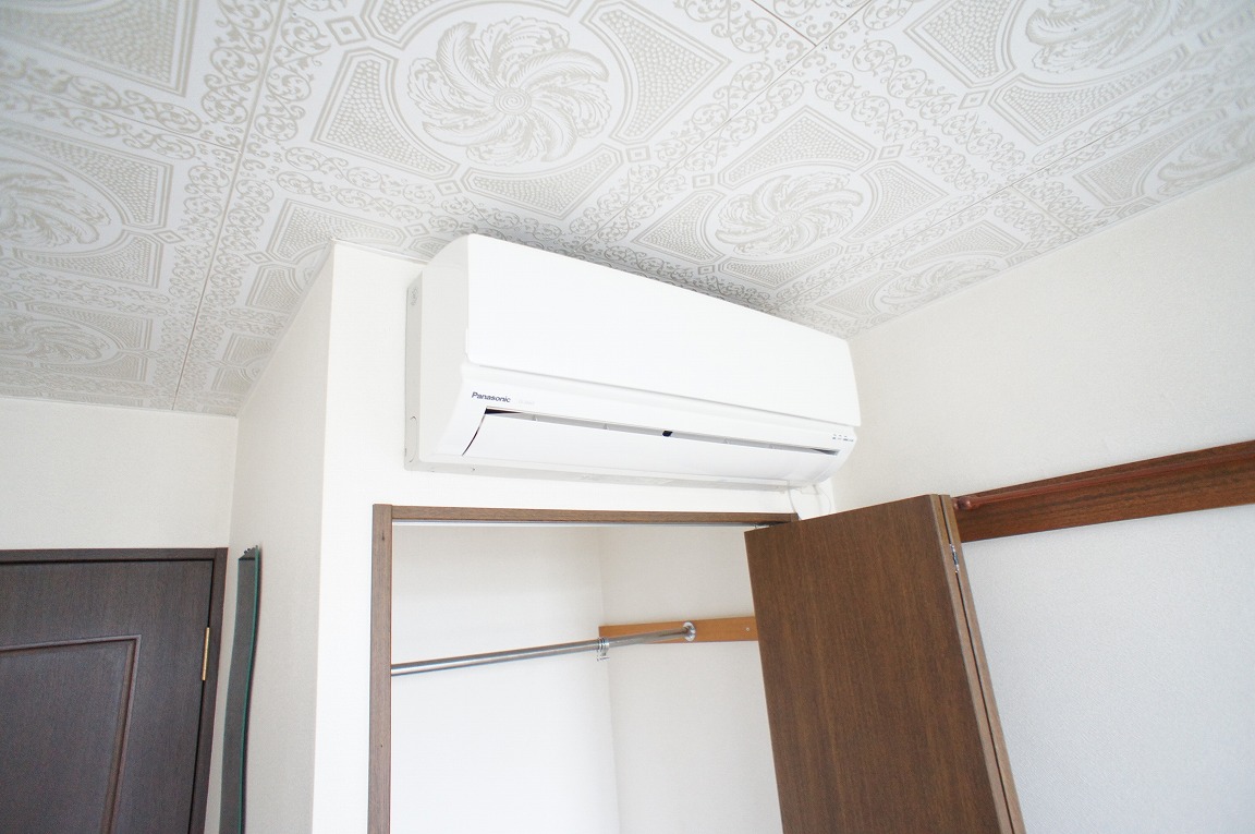 Living and room. It comes with air conditioning.