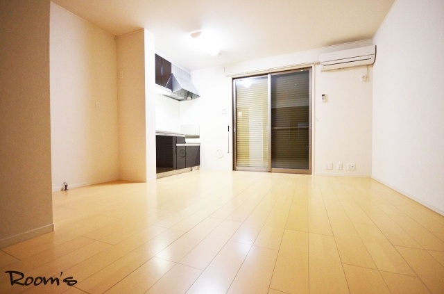 Living and room. Living space. 1F is with shutter.