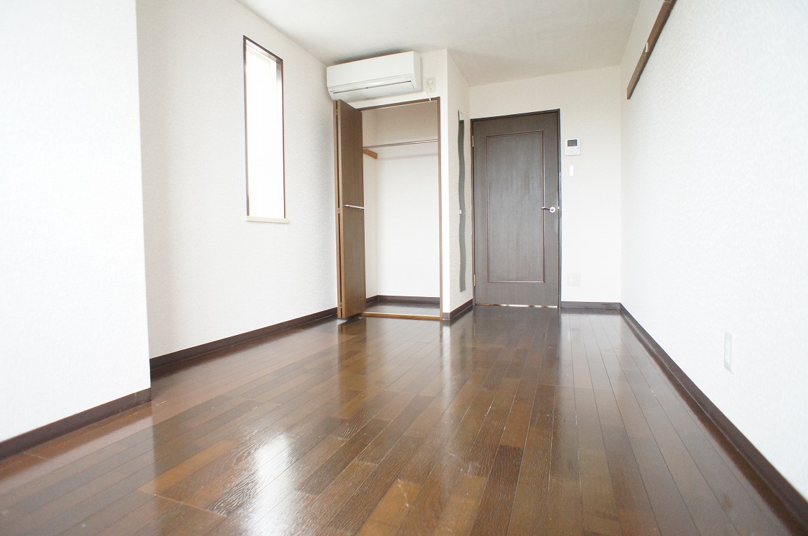 Living and room. It is calm flooring.