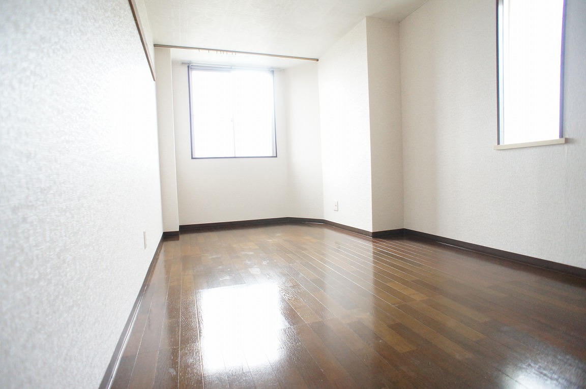 Living and room. Is a two-sided lighting corner room.