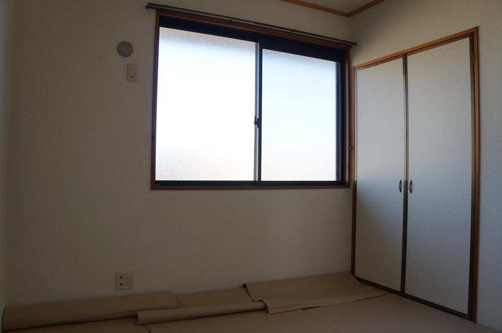 Living and room. Bright north Japanese-style room 6 tatami! With closet