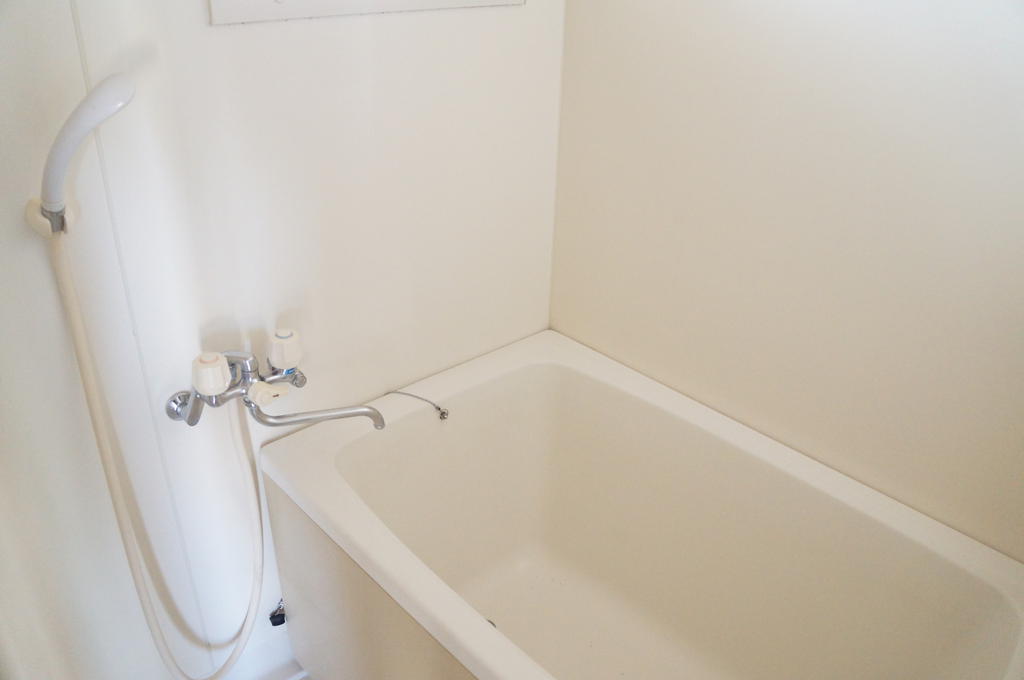 Bath. Ventilation with windows OK!