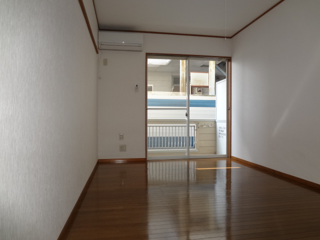 Living and room. Western-style 8 pledge!