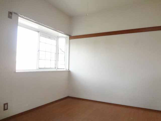 Living and room. Good There is also a sunny bay window! 