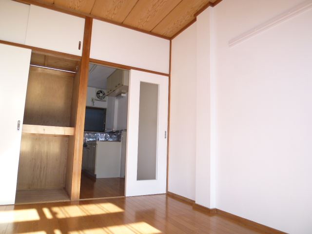 Living and room. Day plug is bright rooms.