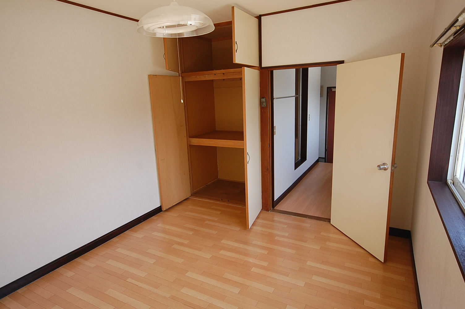 Living and room. Housed plenty of Western-style