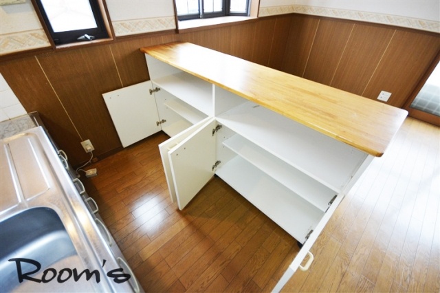 Kitchen. With mobile counters.